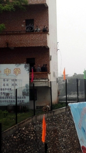 学生冒雨做操领导打伞看 校方称领导体弱 -- 佛