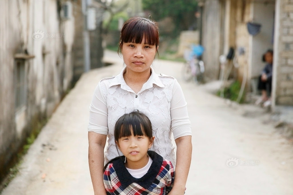 黄天鹅说,她自己在中国已经19年,在两个省份呆过,嫁过两名男子,生养了3个孩子,出逃1次。逃离第一次失败婚姻的黄天鹅,认识现在丈夫王元荣。他比她大6岁,有残疾,带着和前妻生的儿子生活。他对黄天鹅说“你不要嫁给我,这样会拖累你”。黄天鹅觉得王元荣老实,心生怜爱。 5/7 首页 上一页 3 4 5 6 7 下一页
