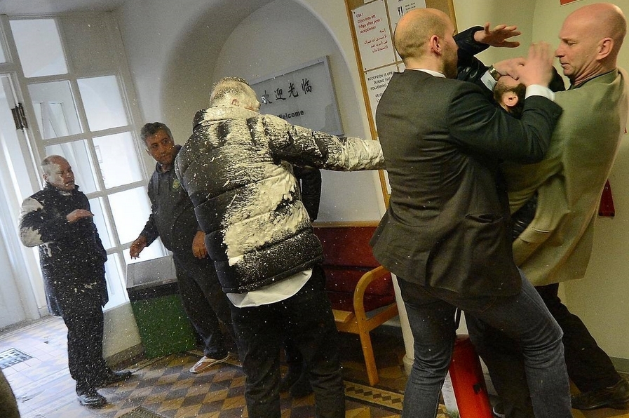 瑞典 官员视察 难民营遭泡沫灭火器袭击