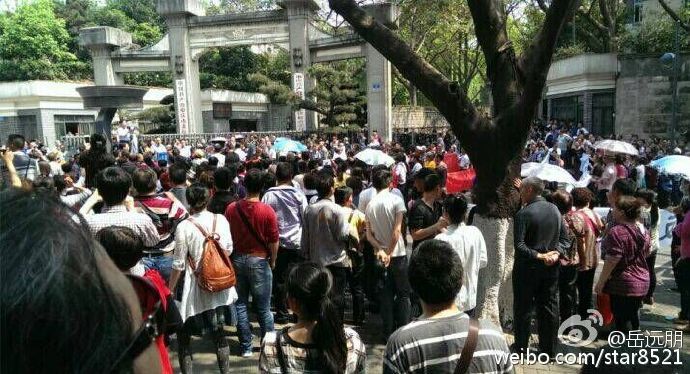 重庆医改 因无力承担治疗费用尿毒症患者上清寺堵路抗议
