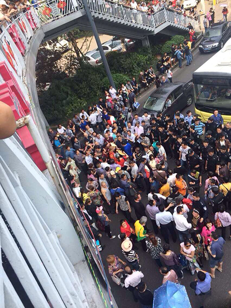重庆医改 因无力承担治疗费用尿毒症患者上清寺堵路抗议