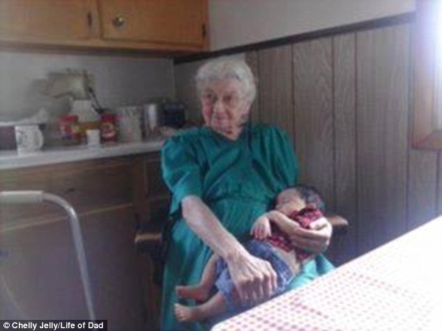 美国101岁老人Rosa Camfield去世 怀抱曾孙温馨照图片