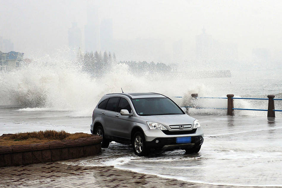 青岛澳门路附近海域掀起大浪多车被淹图片