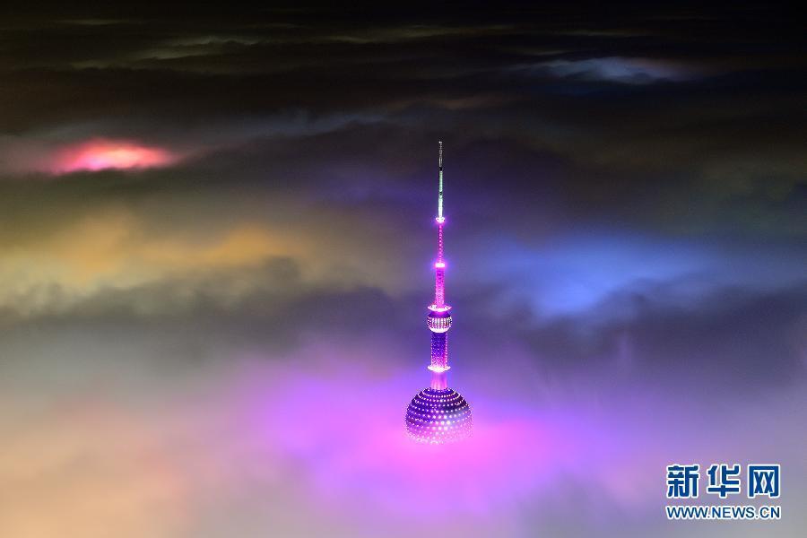 上海的众多高楼被笼罩在大雾中仿佛置身仙境图片