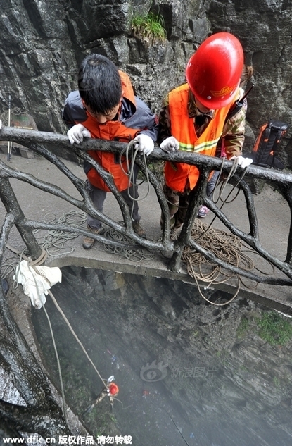 张家界天门山保洁员1400米绝壁悬吊清道图片
