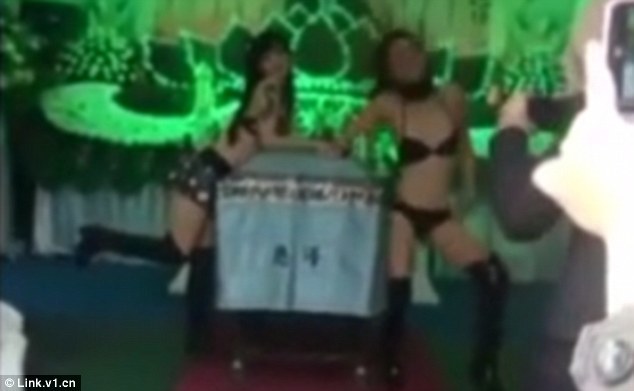 妻子知丈夫生前爱看美女<em>出殡</em>前请<em>辣妹</em>抚棺<em>热舞</em>