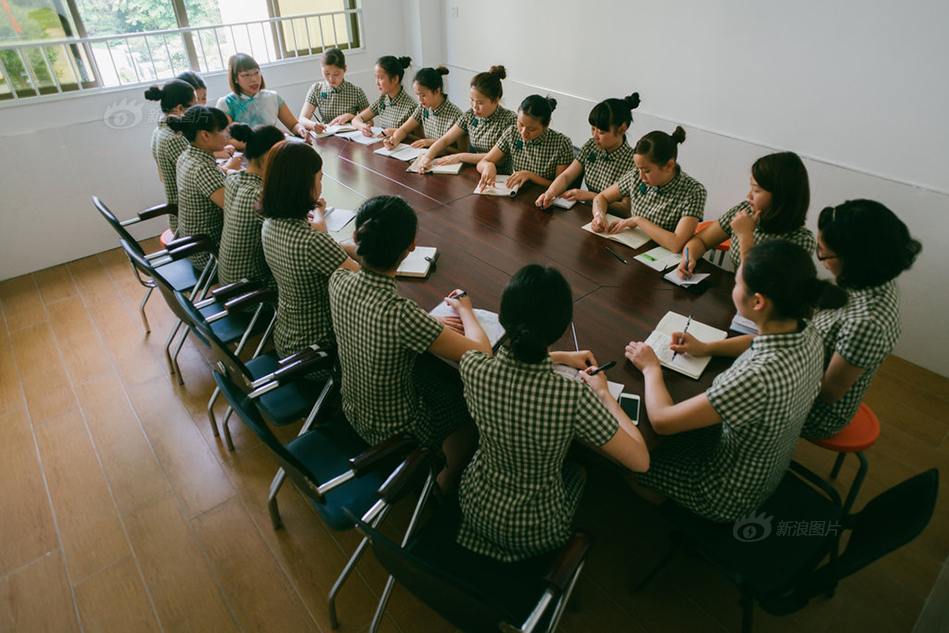 英语老师穿内衣上课_上课老师不准穿内衣(2)