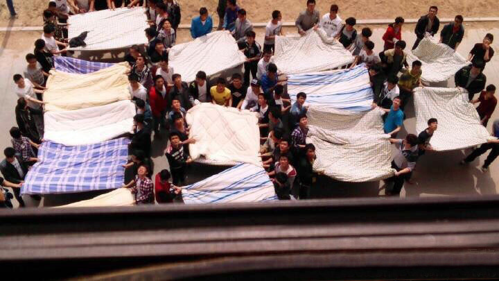 银川北方民族大学女生跳楼 楼下男生撑开20床被子救人