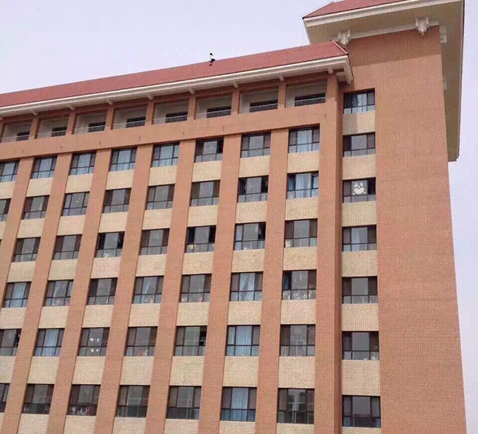 银川北方民族大学女生跳楼 楼下男生撑开20床被子救人