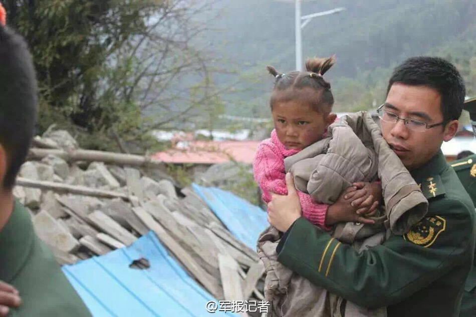 西藏官兵救灾 老人激动落泪