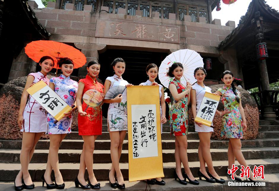 成都准<em>空姐</em>走街串巷上演旗袍秀,成都准<em>空姐</em>走