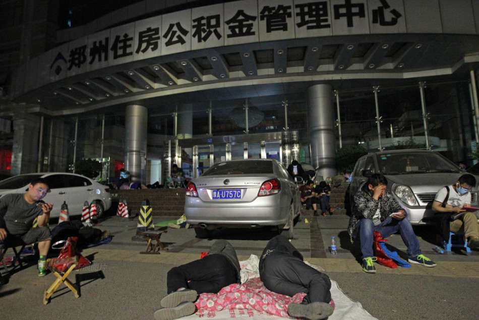 百花路住房公积金办事大厅门口,购房者为办理公积金贷款业务排队等号