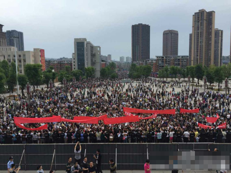 四川民众街头集合游行 要求铁路过境 - 新闻频道 - 黔南在线-黔南论坛