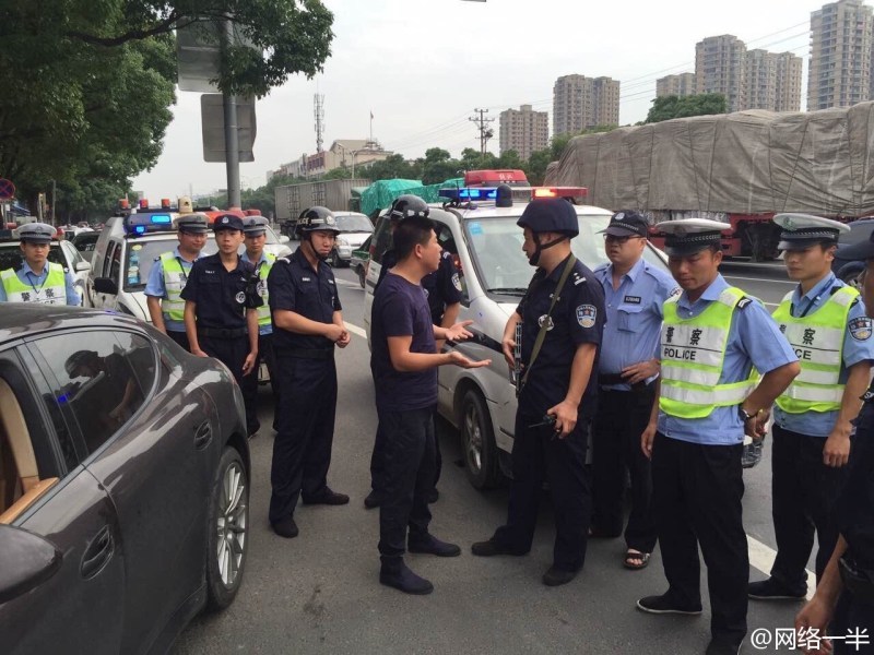 图为男子挟持协警狂奔15公里后,被警方持枪截停。