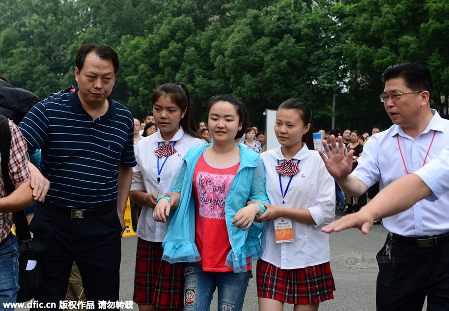高考考场上的特殊考生:无臂男孩再度应考 -- 佛