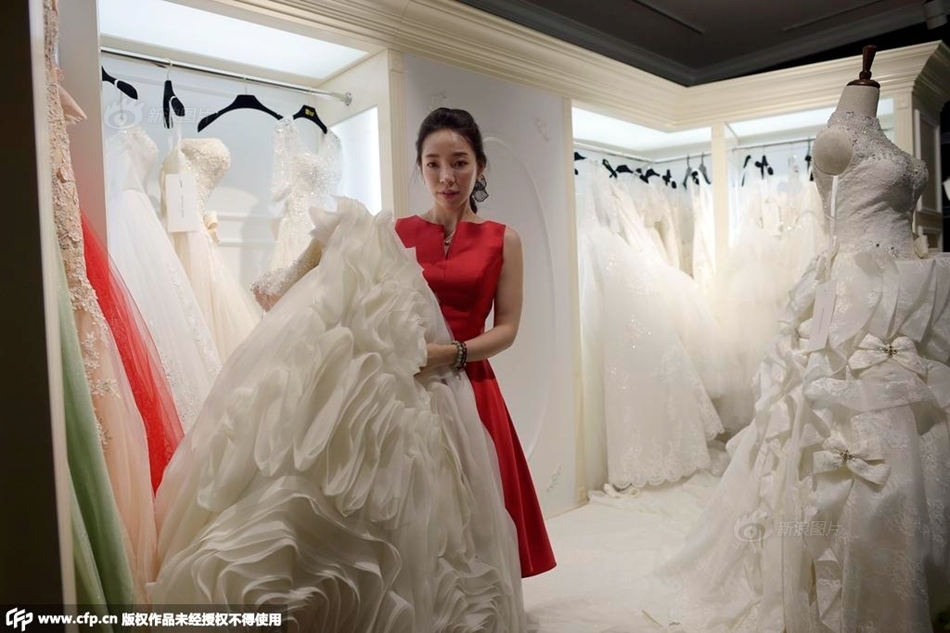 90后美女开婚纱店替父还债 一年净赚百万