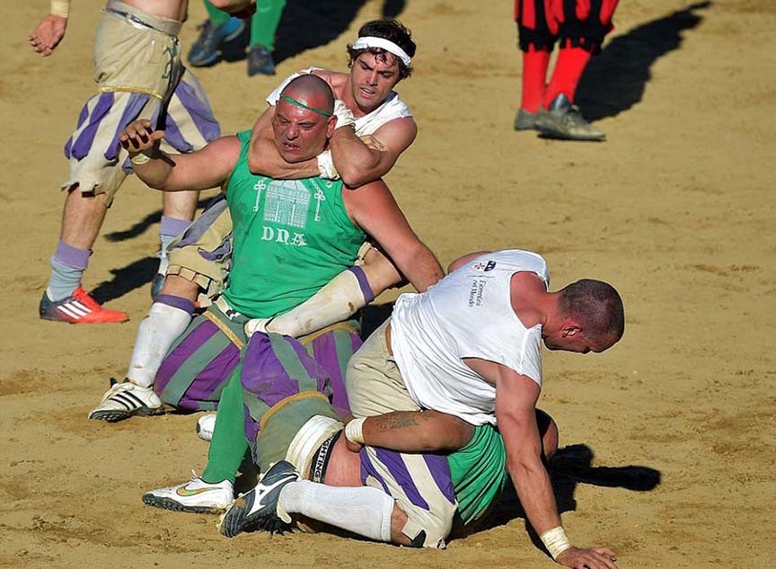 世界上最暴力足球赛:互殴摔跤都不算犯规,世界