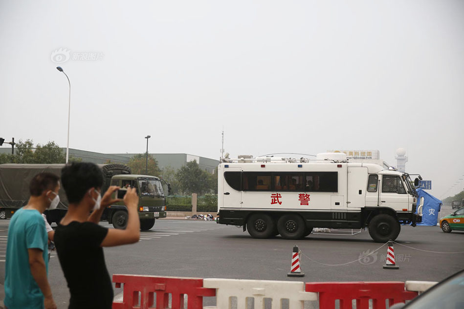 天津爆炸现场方圆三公里居民疏散撤离