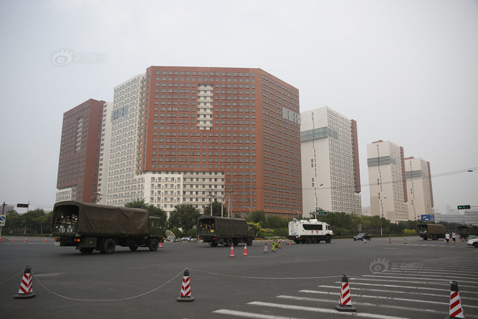 天津爆炸现场方圆三公里居民疏散撤离