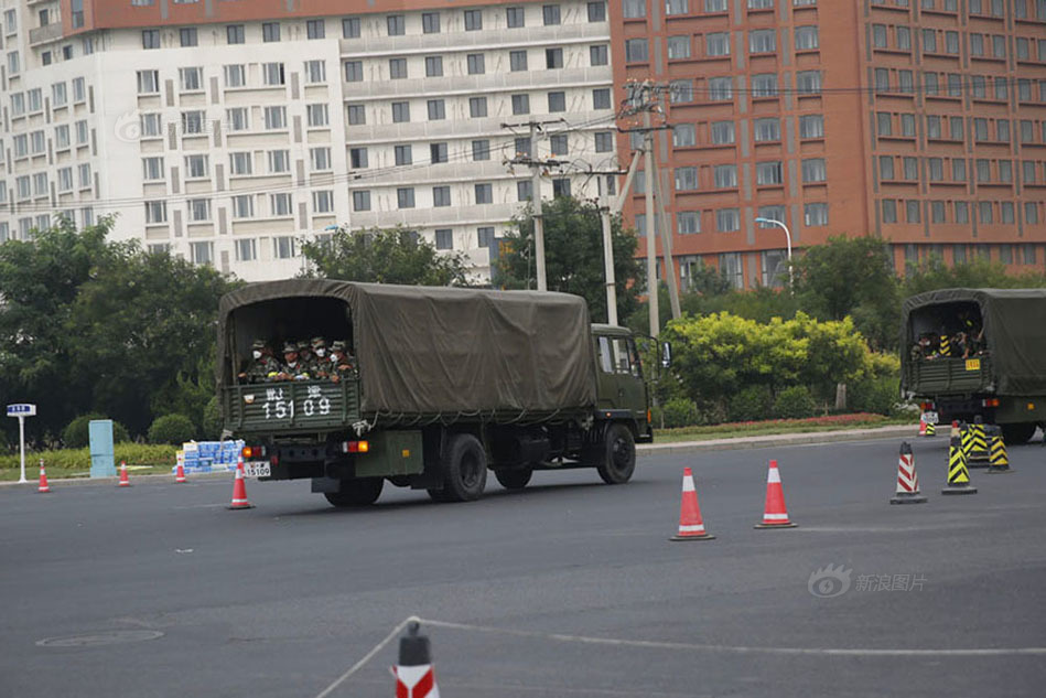 天津爆炸现场方圆三公里居民疏散撤离