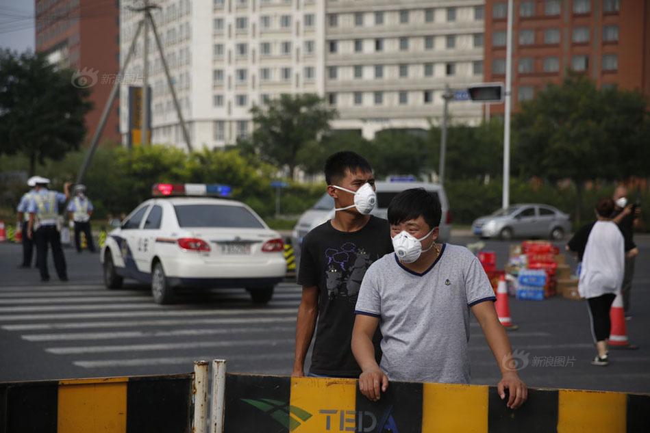 天津爆炸现场方圆三公里居民疏散撤离