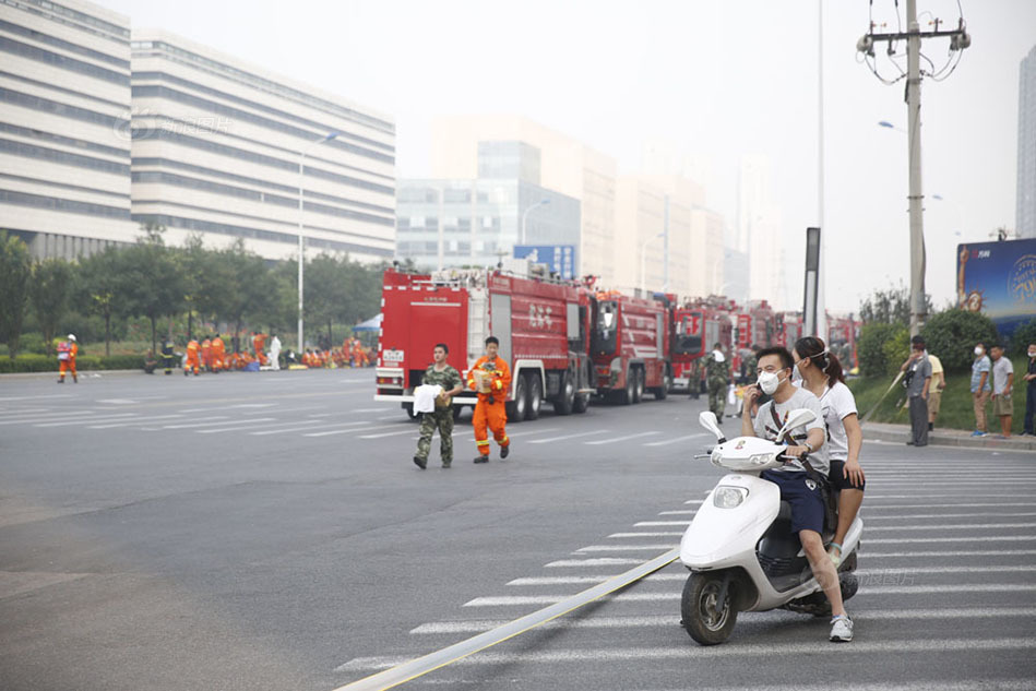 天津爆炸现场方圆三公里居民疏散撤离