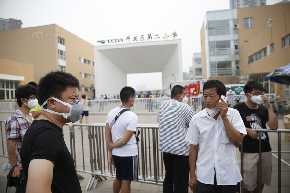 天津爆炸现场方圆三公里居民疏散撤离