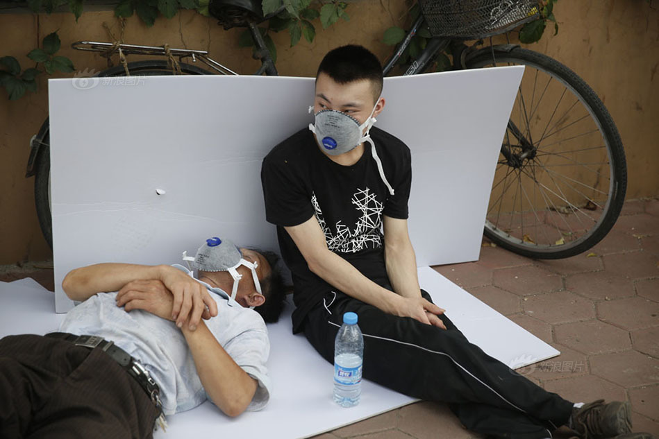 天津爆炸现场方圆三公里居民疏散撤离