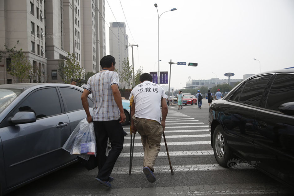 天津爆炸现场方圆三公里居民疏散撤离