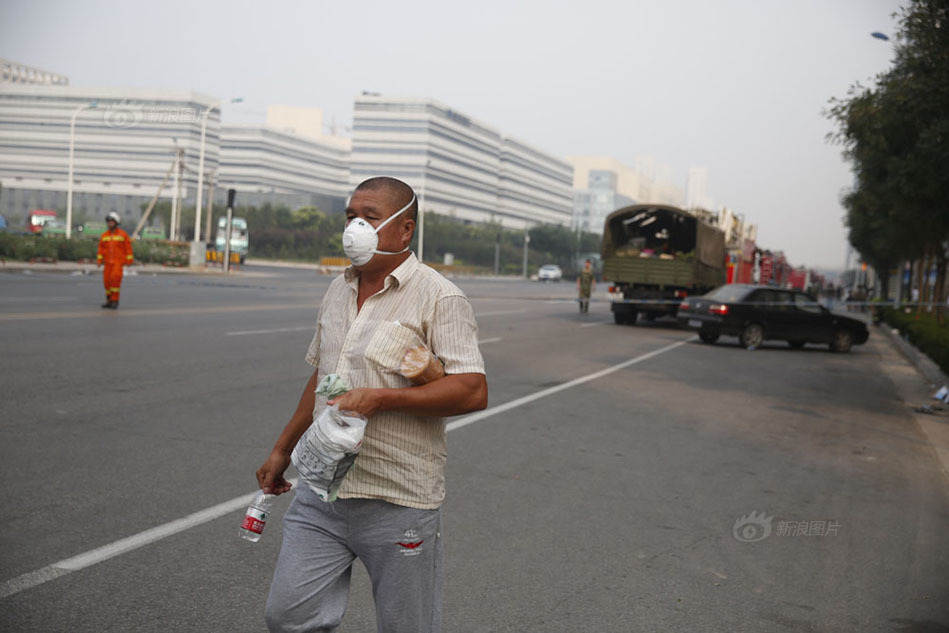 天津爆炸现场方圆三公里居民疏散撤离