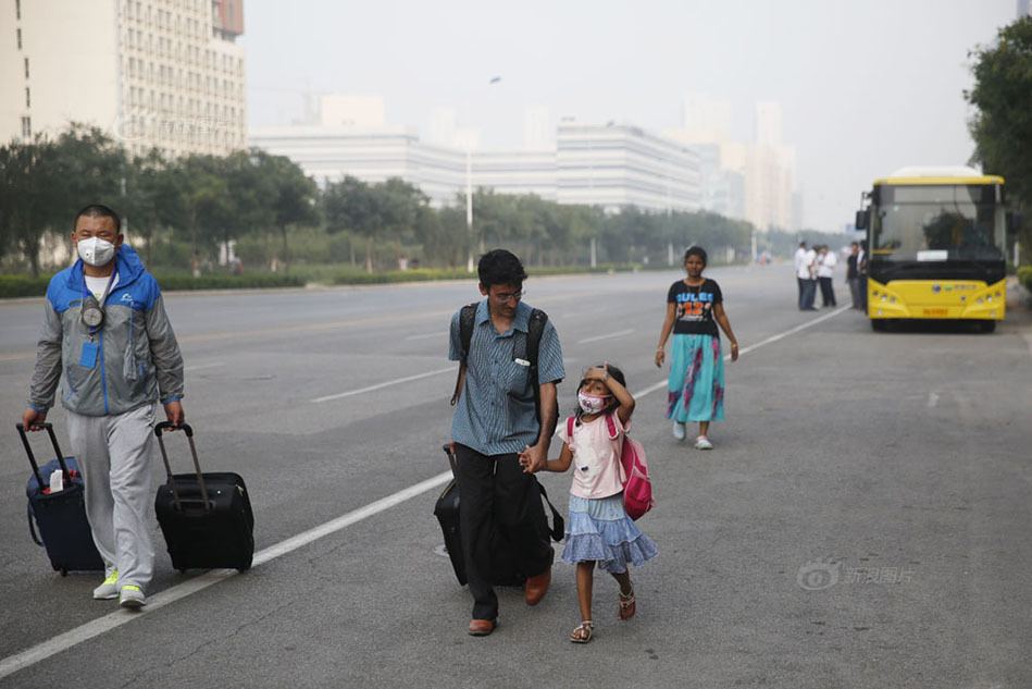 天津爆炸现场方圆三公里居民疏散撤离