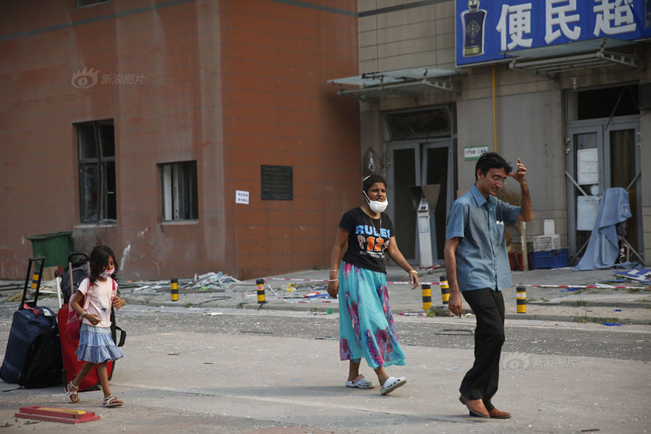 天津爆炸现场方圆三公里居民疏散撤离