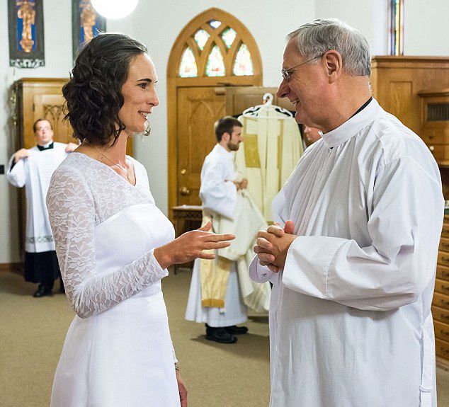 美国女教师嫁给耶稣承诺终生禁欲