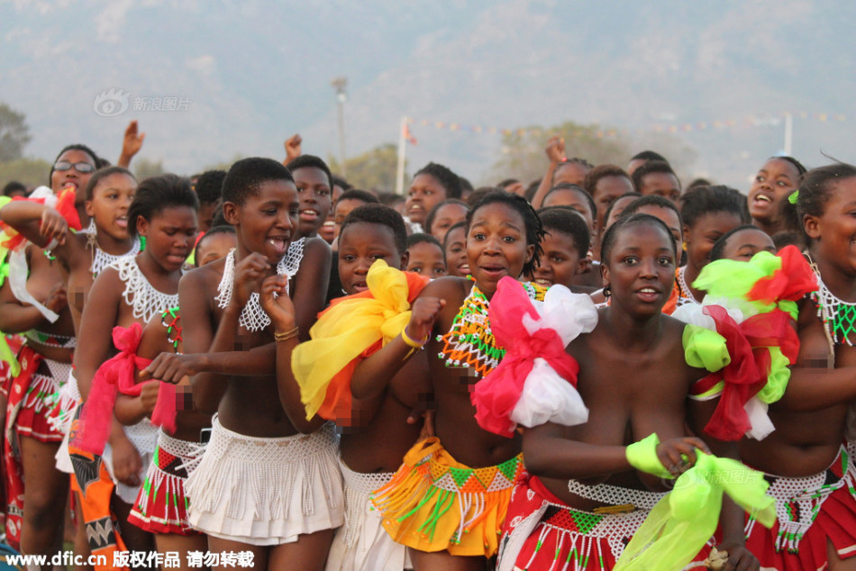 非洲国家选妃 少女袒胸起舞盼垂青