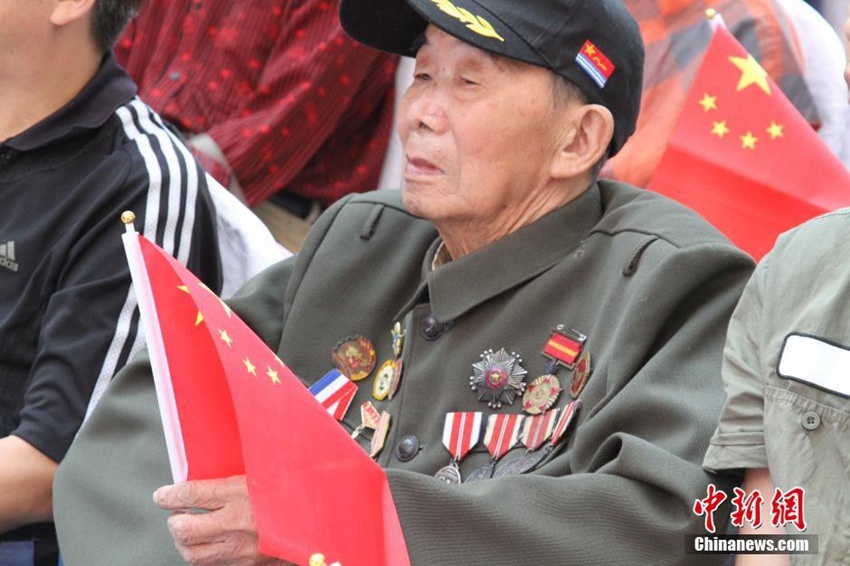 各地抗战老兵观看"9·3"大阅兵