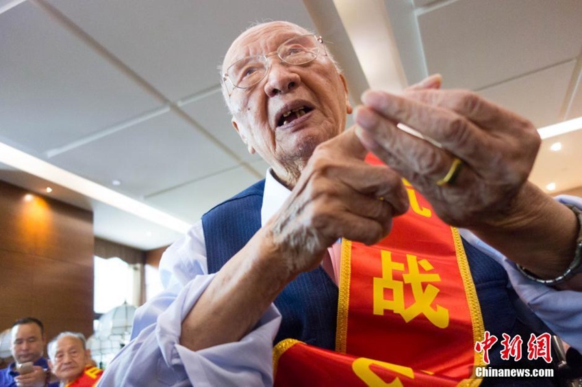 老兵同场观看了中国人民抗日战争暨世界反法西斯战争胜利70周年阅兵