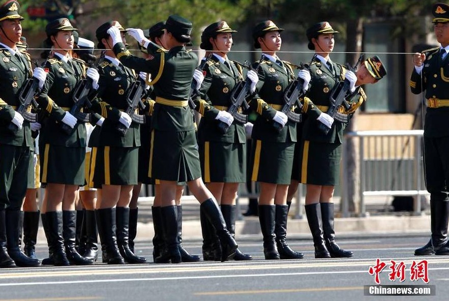 抗战纪念阅兵式上女兵引全场瞩目