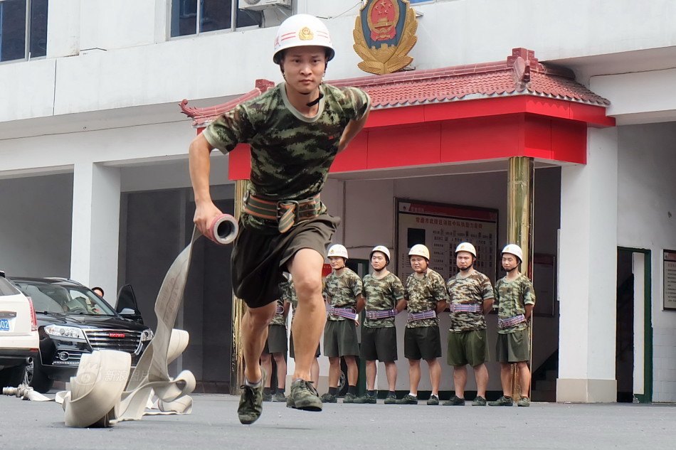 探访逆火而行的消防员训练生活