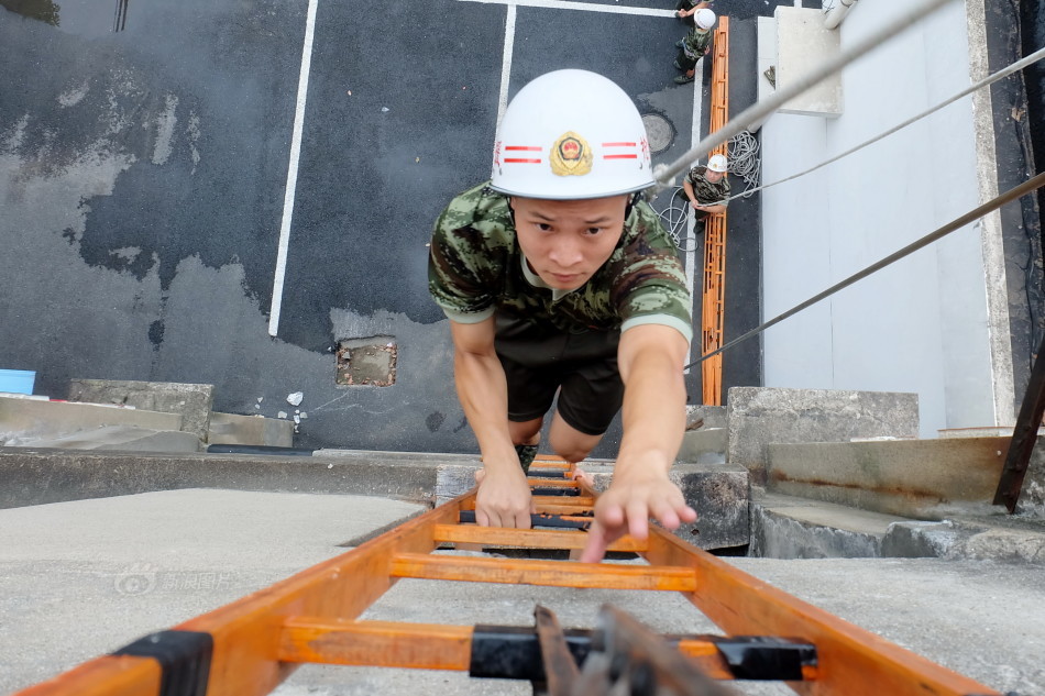 探访逆火而行的消防员训练生活