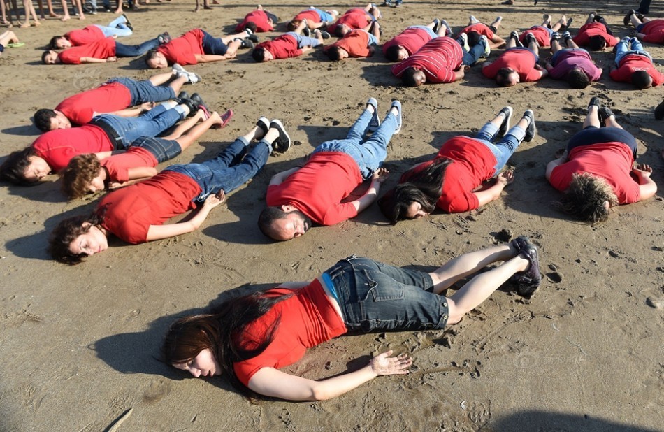 摩洛哥民众沙滩“躺尸”悼念叙溺亡儿童_高清图集_新浪网