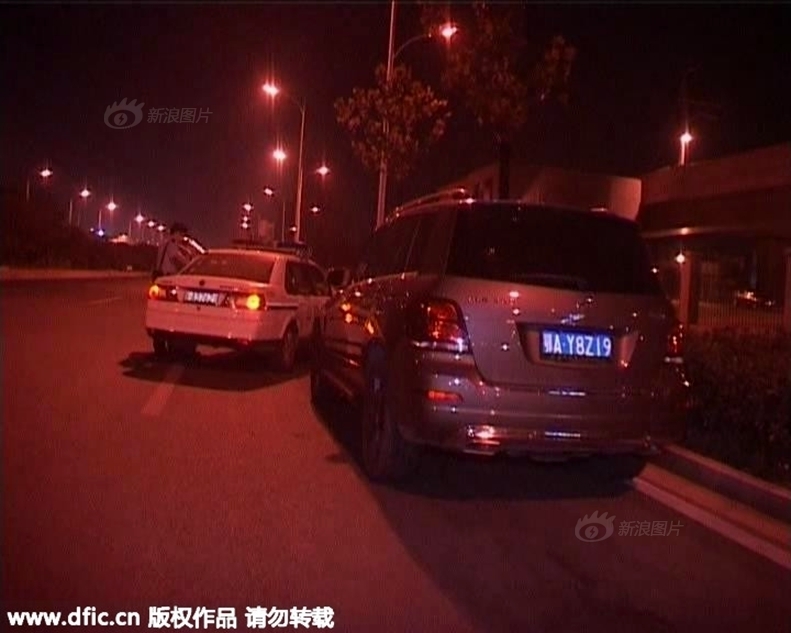 "老总".而抢车的人是被他骗走10万元后,找他讨债的郭某.高清图片