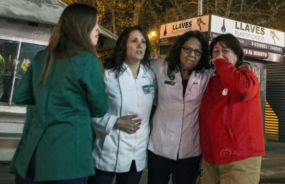 智利首都震感强烈，民众跑向街头躲避。