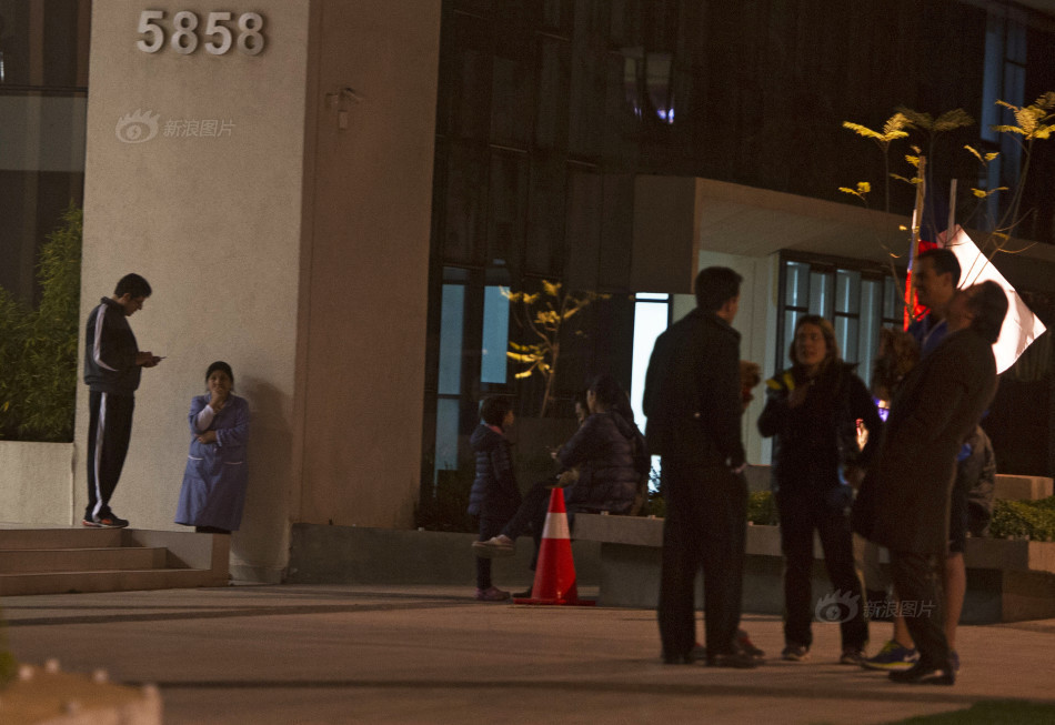 智利首都震感强烈，民众跑向街头躲避。