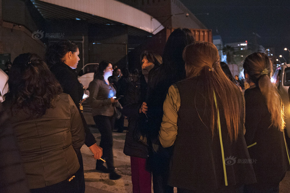 智利首都震感强烈，民众跑向街头躲避。