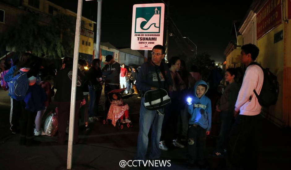 智利首都震感强烈，民众跑向街头躲避。