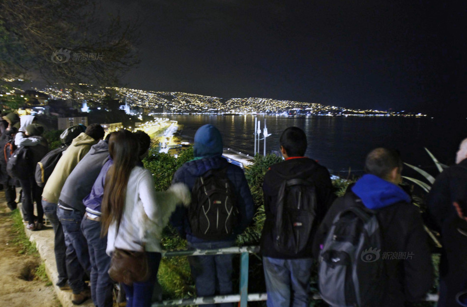 民众聚集在街上躲避地震。