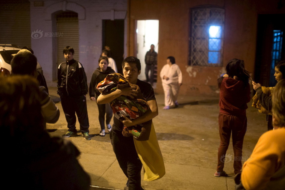 民众聚集在街上躲避地震。