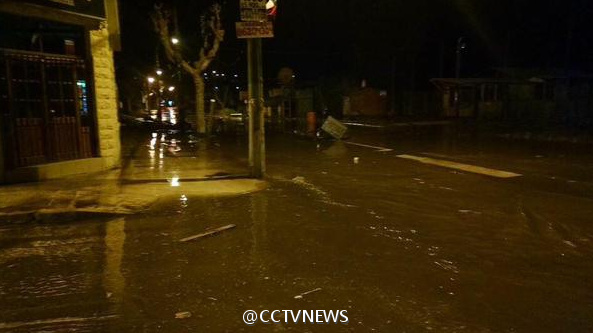 地震引发的巨浪开始抵达海岸，沿海居民紧急撤离。