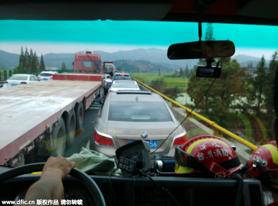 高速发生车祸 救援车辆被堵伤者身亡