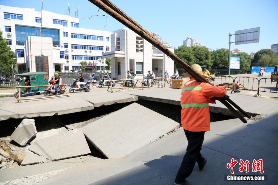 ...城区一路段发生路面塌陷,塌陷路面长宽均约5米、深约近2米,相...图片 100382 940x626